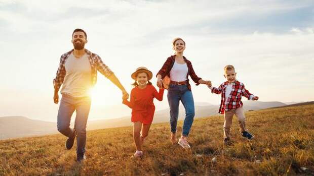 «Радио Русский Хит» дарит путешествие во времени в проекте «Семейные каникулы»!