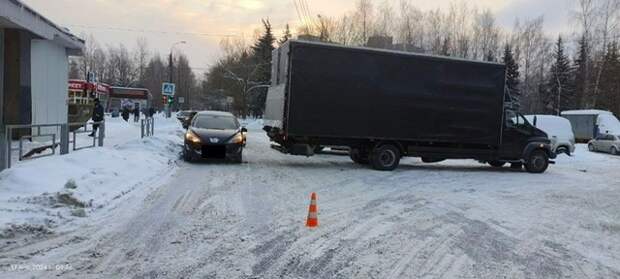 В Твери грузовик столкнулся с Пежо