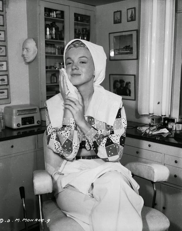 Мерилин Монро наносит себе макияж на съемках фильма "Хористки" (реж. Фил Карлсон).  1948 год.
