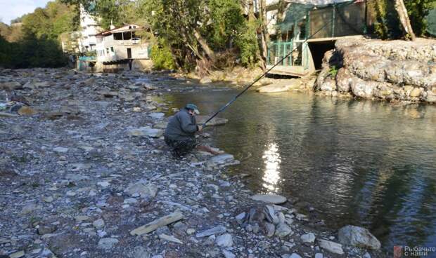 Река Хоста в 2 км от устья. Местный опытный рыболов Валерий Новиков в процессе ловли.