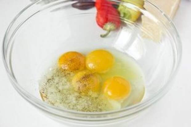 Вбиваем в миску яйца, солим и перчим по вкусу.