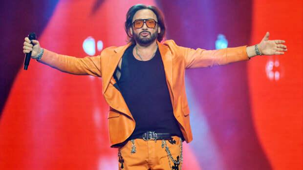 Стасу Михайлову исполнилось 57 лет: путь от летчика до любимца миллионов женщин