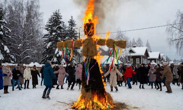 В РПЦ призвали отказаться от сожжения чучела на Масленицу
