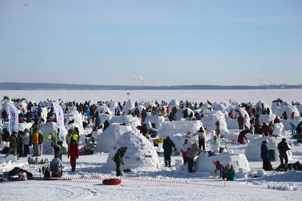 Город иглу возвели на пляже «Бумеранг» в Новосибирске