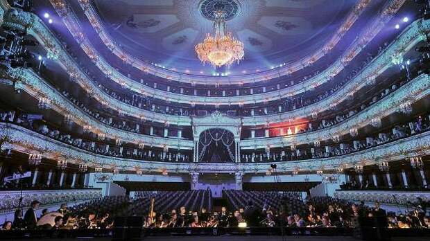 Открывая театр в 2011 году, тогдашний президент Дмитрий Медведев назвал его главным брендом русского искусства. Но даже это не спасло Большой от громких упреков в плохом качестве проделанной работы и потере творческой атмосферы