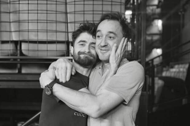 «От метлы до Бродвея»: Том Фелтон выложил трогательные фото с Дэниэлом Рэдклиффом