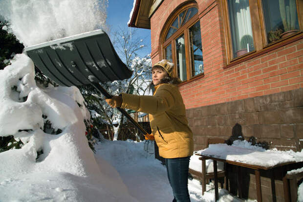 Для чистки снега потребуется специальная лопата