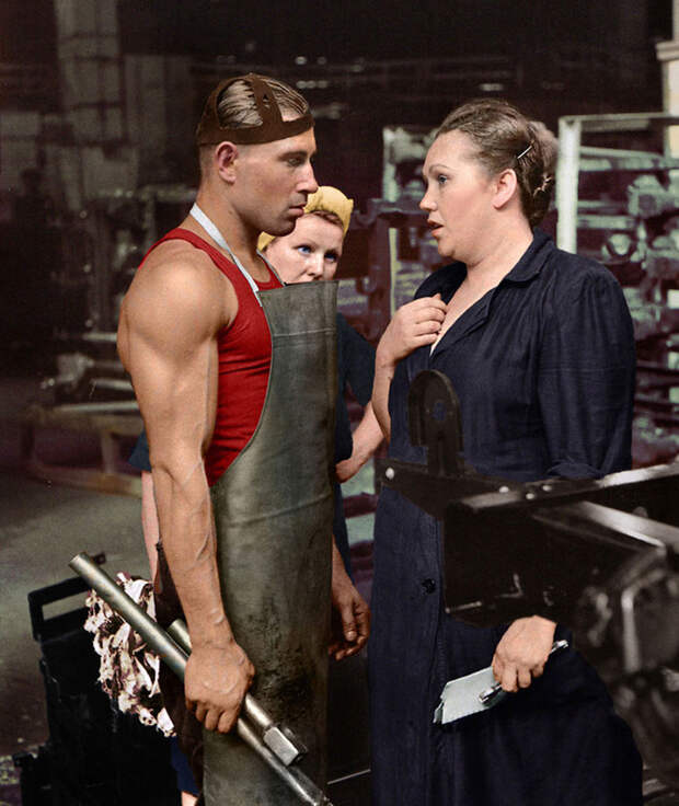 9. Рабочий и руководитель на автомобильном заводе, Москва, 1954 год время, россия, фотография, цвет