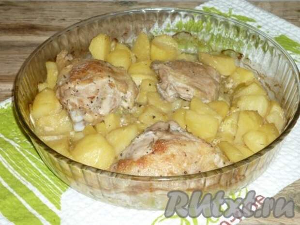 Накрыть форму с кабачками, картошкой и курицей фольгой и отправить в разогретую до 180 градусов духовку на 30 минут. Затем блюдо достать из духовки, полить овощи соком, который образовался в форме в процессе запекания. Куриное мясо перевернуть и отправить ещё на 30 минут запекаться. Затем фольгу снять и готовить блюдо до готовности ещё 15-20 минут. Курочка должна стать золотистой, а овощи - мягкими и полностью приготовленными. 