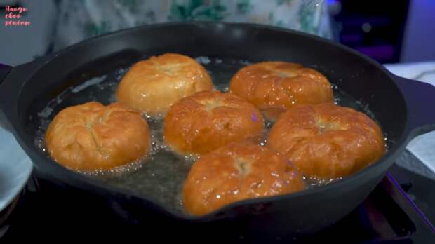 Фото к рецепту: Классические беляши с мясной начинкой