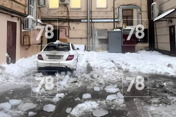 78.ru: в Петербурге глыба льда разбила припаркованный автомобиль