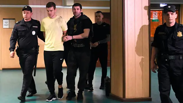 «Выйдут из-под стражи в зале суда»: адвокат Жорин — о процессе над Кокориным и Мамаевым