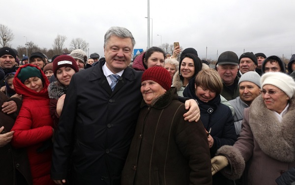 Жители Одессы благодарили Порошенко и плакали Жители Одессы благодарили Порошенко и плакали