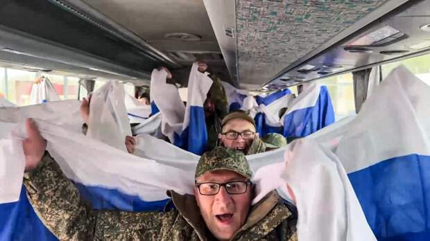 Возвращённые из украинского плена российские военные прилетели в Подмосковье