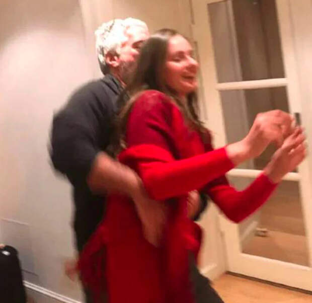 Шуляк и Эпштейн танцуют. Источник: кадр из видео