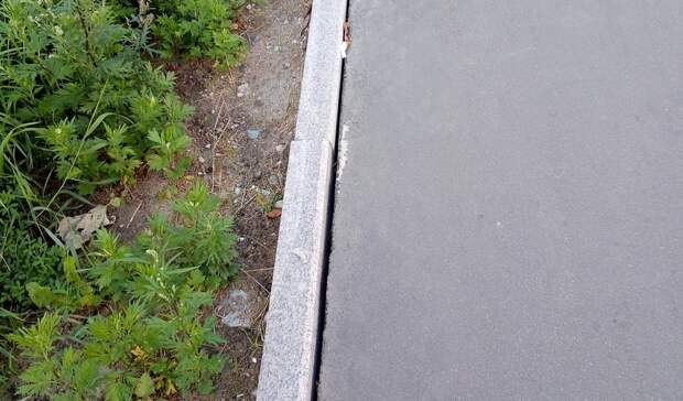 Отремонтированный год назад тротуар начал разрушаться в Петрозаводске