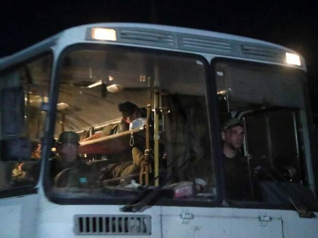 Ночью толпы боевиков "Азова"* лезут буквально из всех щелей "Азовстали"