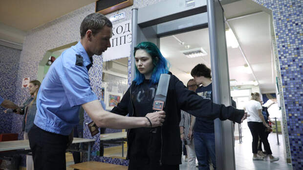 Юрист рассказал о запрете физического досмотра школьников на ЕГЭ