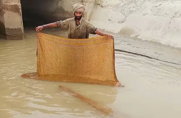 Три раза постирать, один — сварить: как делают аджраки в Пакистане и зачем дарят гостю