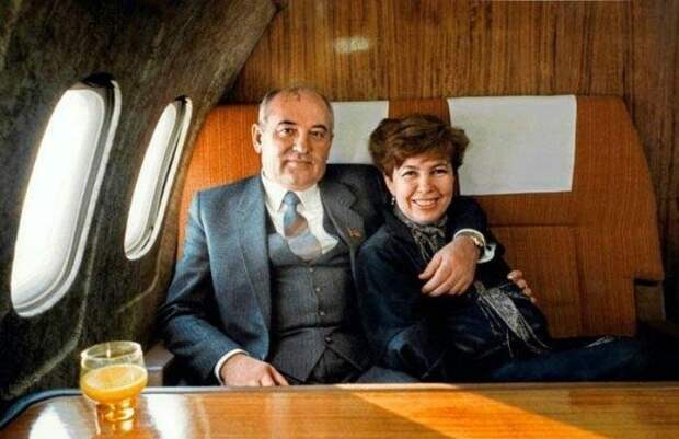 Михаил Горбачев со своей женой Раисой. Фото: newsland.com