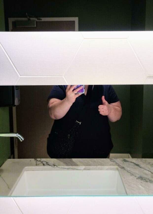 Зеркало в ресторанном туалете очень неудачно разделили плиткой на две части. Наверное, решили, что сложный дизайн - это модно