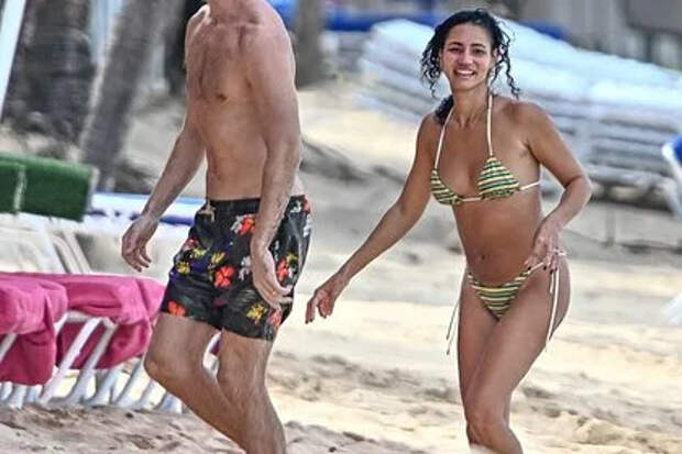 Популярная телеведущая в крошечном бикини попала в объектив папарацци