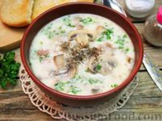 Фото к рецепту: Сырный суп с фаршем и маринованными шампиньонами