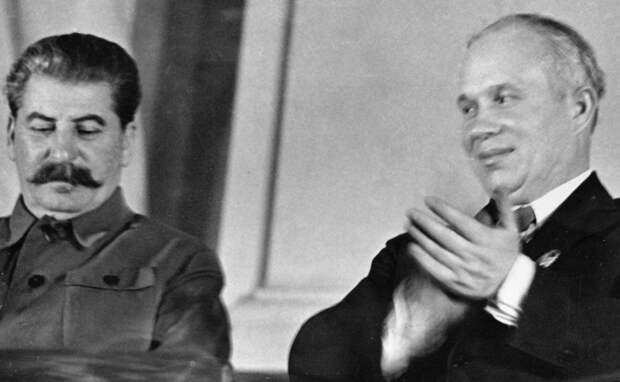 Иосиф Сталин и Никита Хрущев в президиуме Х съезда комсомола. 1936 год. Фото: РИА Новости