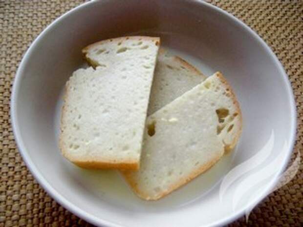 3. Хлеб замочить в молоке.