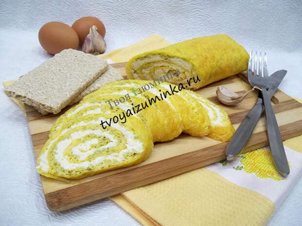 Яичный рулет с начинкой из чеснока и сыра оригинальная закуска на стол