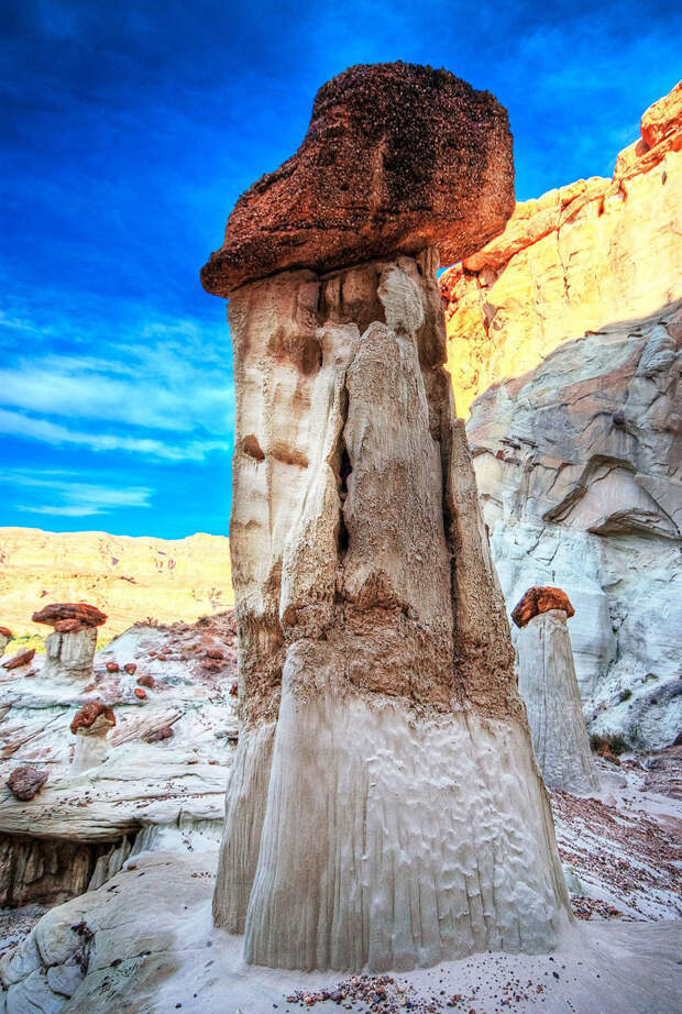 Некоторые грибообразные скалы состоят из 2-х разных пород, одна из которых лежит наверху другой. Это могло образоваться в результате камнепада или землетрясения: интересно, история, камни, скалы, факты, чудеса света