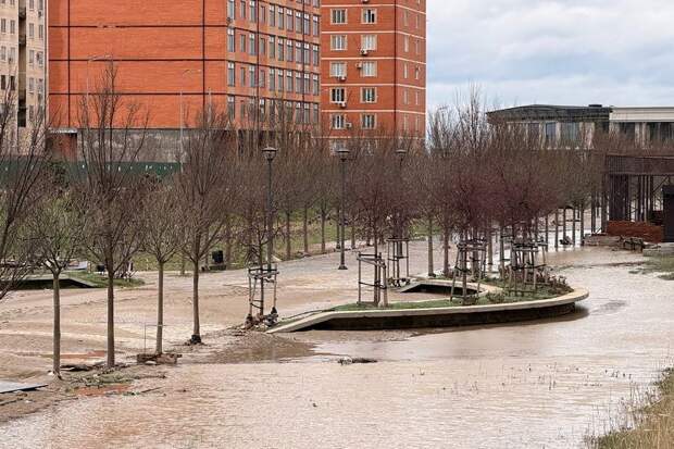 Дожди затопили улицы Махачкалы и Дербента