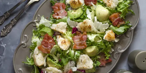 10 очень вкусных салатов с сухариками