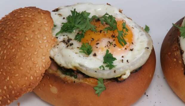 Завтрак за 10 минут: яйцо в булочке с ветчиной и сыром