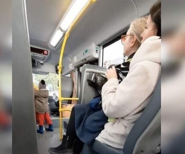 В Перми кондуктор, пытаясь выгнать пассажирку из автобуса, села к ней на колени