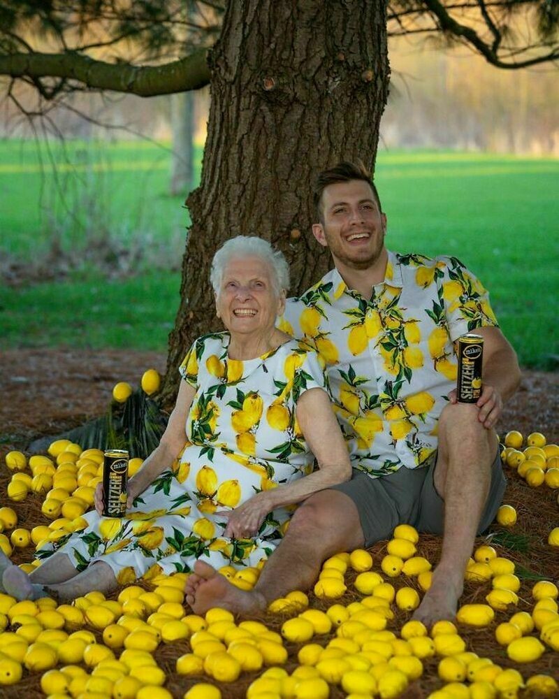 Веселью все возрасты покорны: 17 комичных фото от внука и его 95-летней бабушки