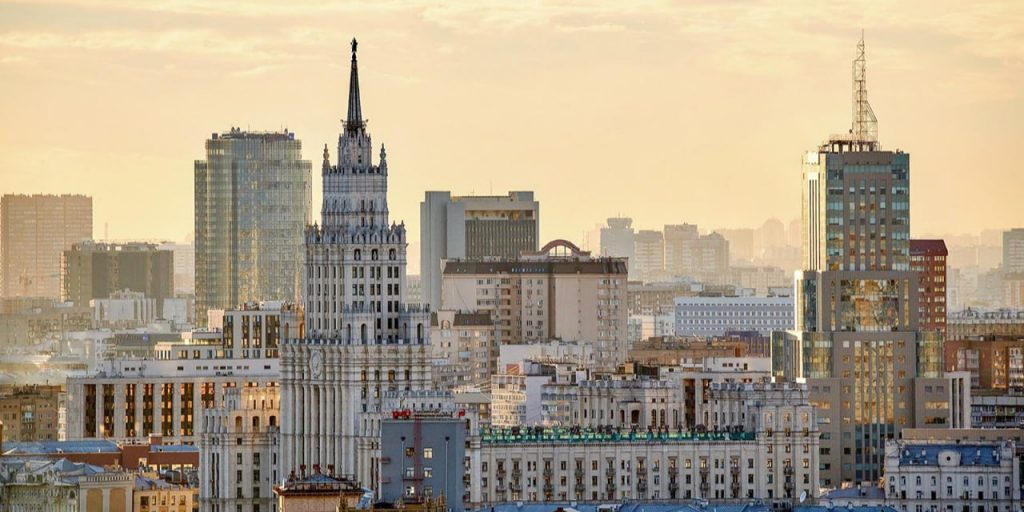 Рэпер Рич поддержал пришедших на пункт отбора на военную службу по контракту Фото: М. Денисов mos.ru. Пресс-служба мэра и Правительства Москвы