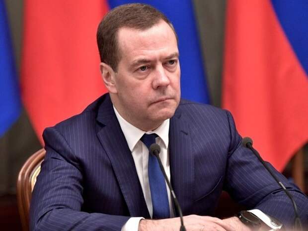Медведев намекнул на отмену длинных новогодних каникул: народ не поймет Медведев намекнул на отмену длинных новогодних каникул: народ не поймет