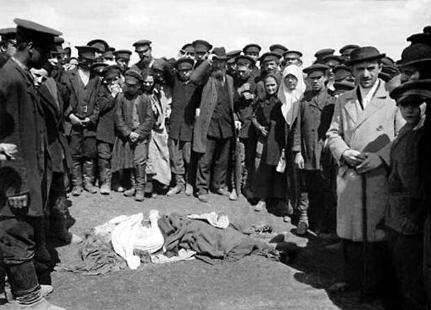 Трагедия на Ходынском поле во время коронации 30 мая 1896 года. В толпе было задавлено примерно 1400 человек. Москва, 1896 г.