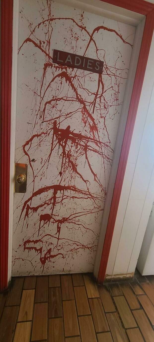 Туалет на сетевой заправке. Фирменный цвет сети - красный, и дизайнер решил проявить креативность. Не здесь ли снимали "Убить Билла"?