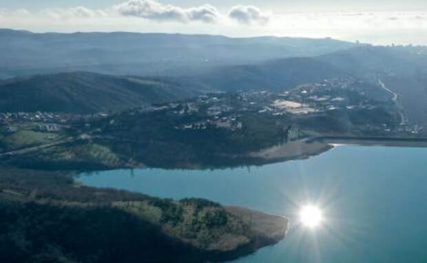 На фото: вид на Изобильненское водохранилище у села Изобильного, Алушта, Республика Крым.