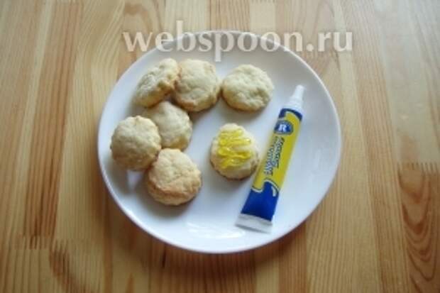 При желание наши коржики украшаем шоколадным топпингом или как я готовой лимонной глазурью.