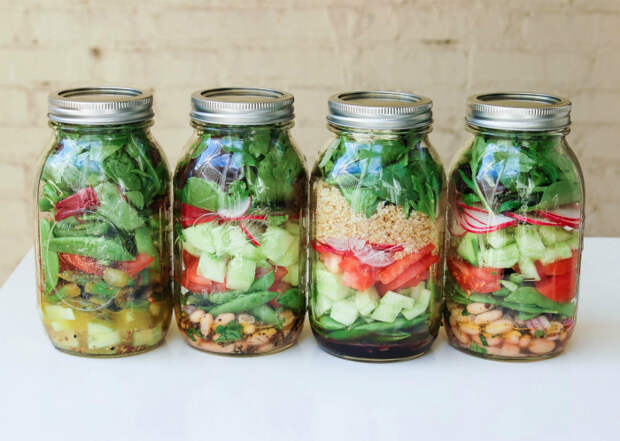 Нарезанные ингредиенты для салатов можно хранить в закрытых стеклянных банках слоями.