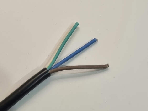 Сетевой шнур бытовых приборов обычно состоит из трёх жил разного цвета, у каждой из которых своё назначение.
