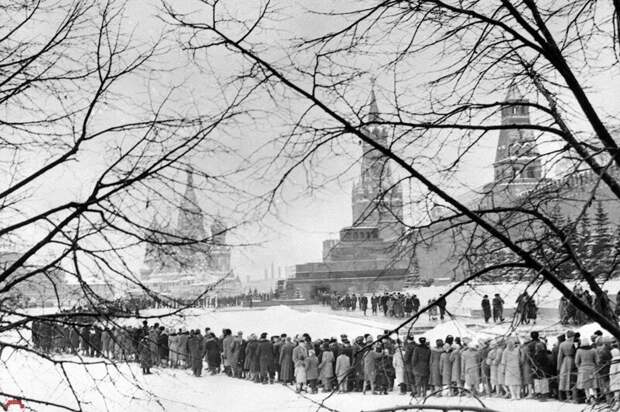 Очередь в Мавзолей Ленина, 1968 год. история, ретро, фото