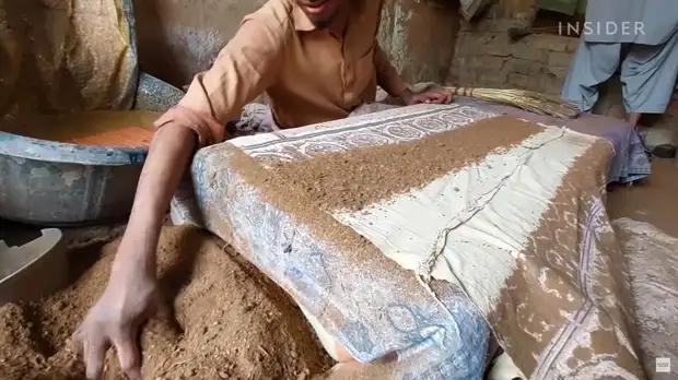 Три раза постирать, один — сварить: как делают аджраки в Пакистане и зачем дарят гостю