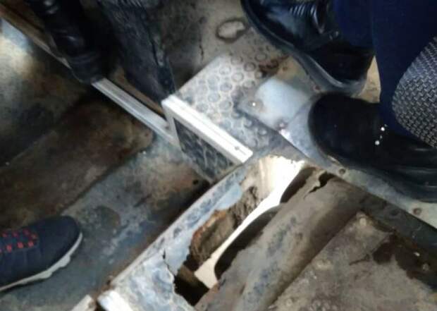 В одной из маршруток Симферополя женщине сорвало подошву обуви колесом из-за провалившегося пола
