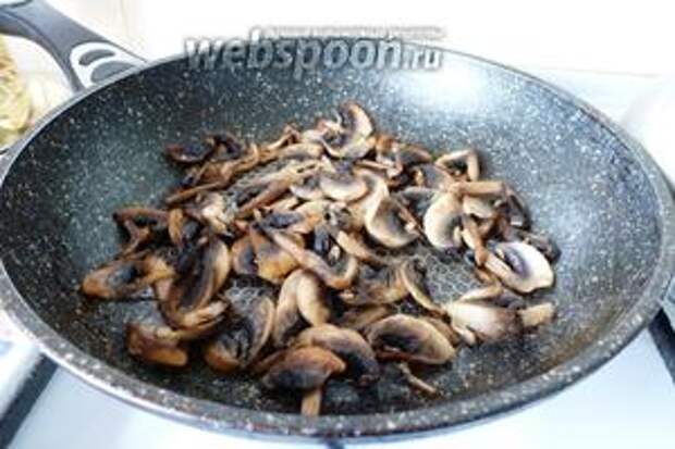 Обжарим грибы на сковороде до готовности, на небольшом огне, немного подсолив по вкусу. Не зажаривайте их, пусть они будут мягкими и сочными ,у них сохранится грибной вкус.
