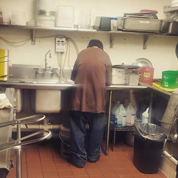 бездомный просил еду получил работу, владелец кафе взяла на работу бездомного, бездомный на работу в кафе