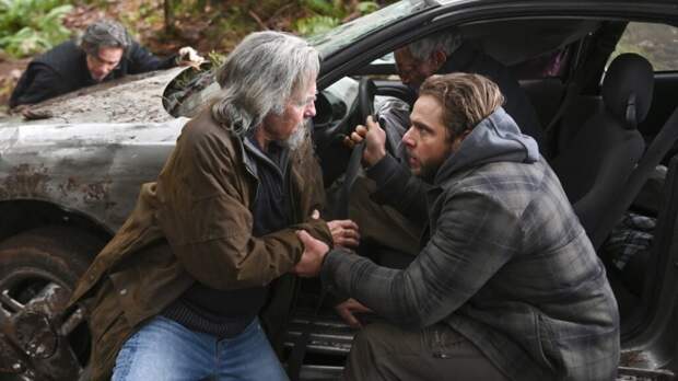 Jeff Fahey as Walter Leone and Max Thieriot as Bode Leone